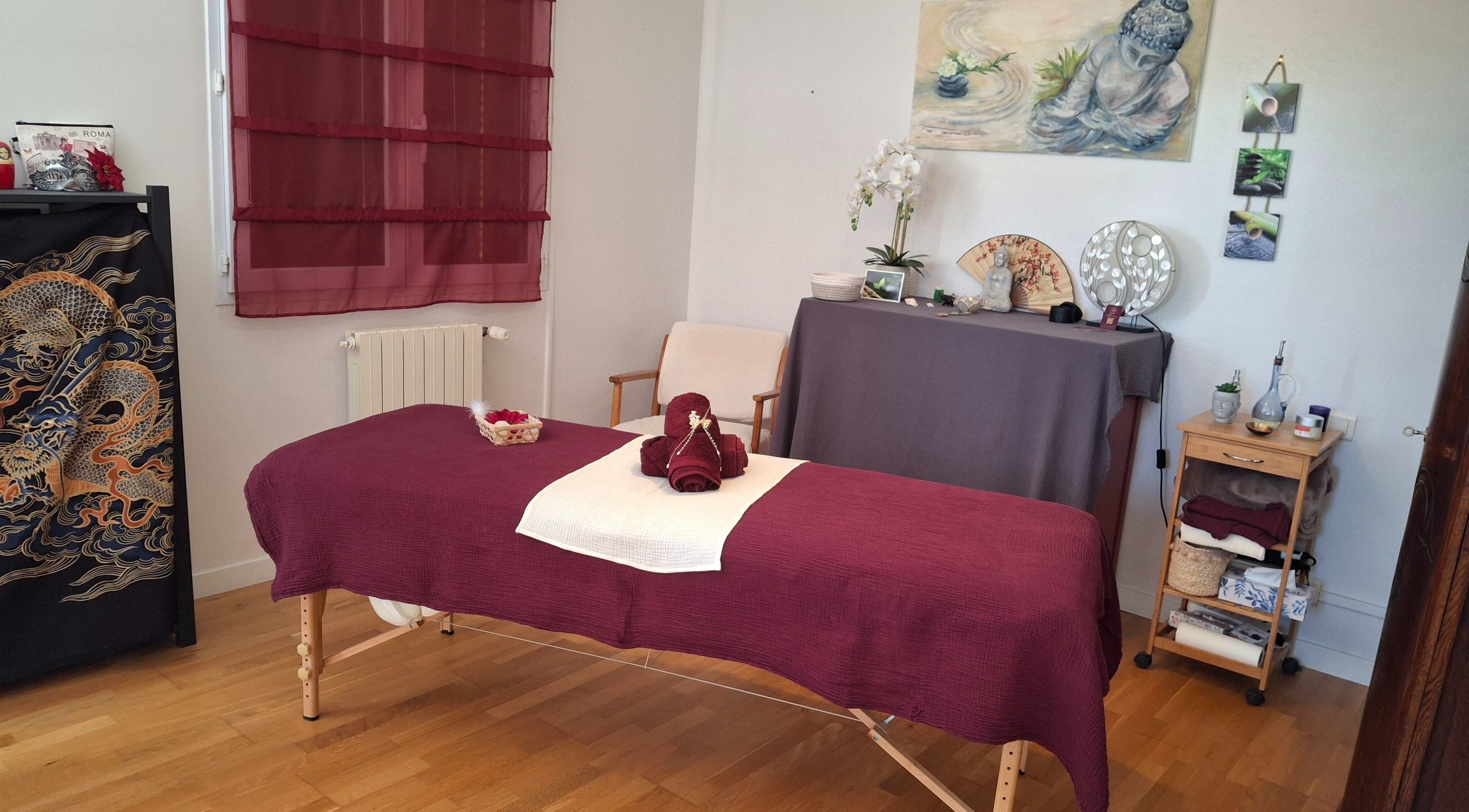 Salle de massage apaisante à EnVie Massages, Pignan, Okzitanien, FR avec table décorée et cadre zen.