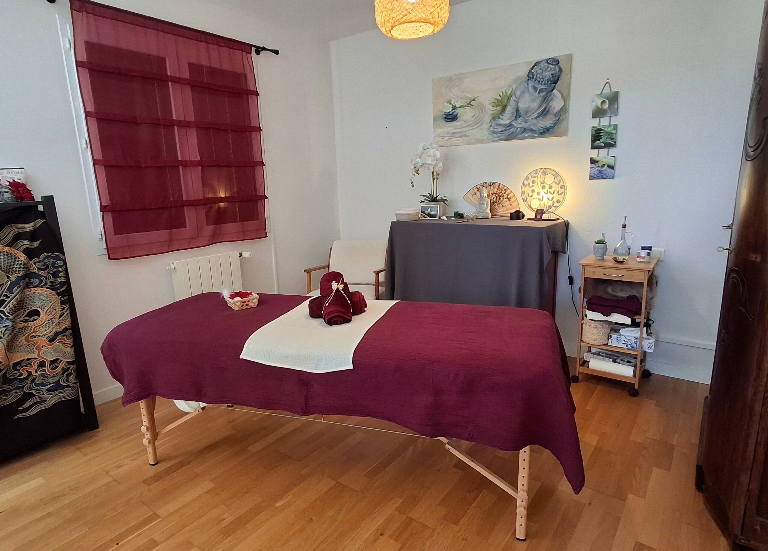 Salle de massage apaisante à EnVie Massages à Pignan, Okzitanien, FR, avec décoration zen et lumière douce.