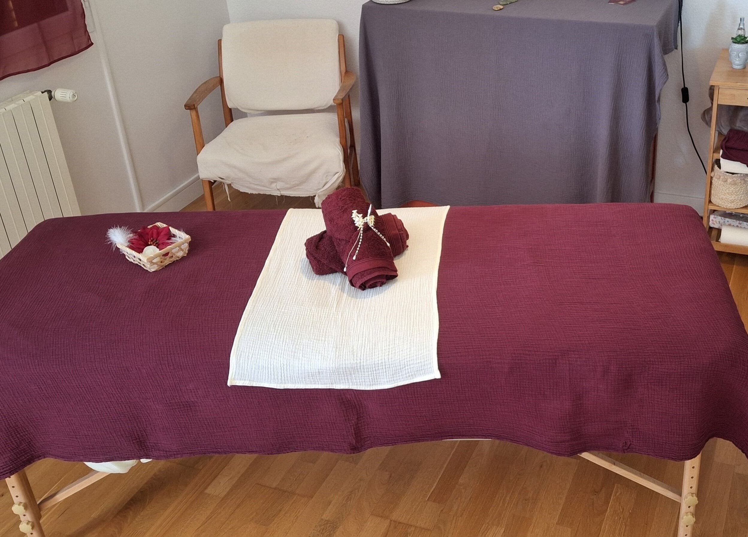 Table de massage préparée chez EnVie Massages à Pignan, Okzitanien, FR, prête pour un soin relaxant.