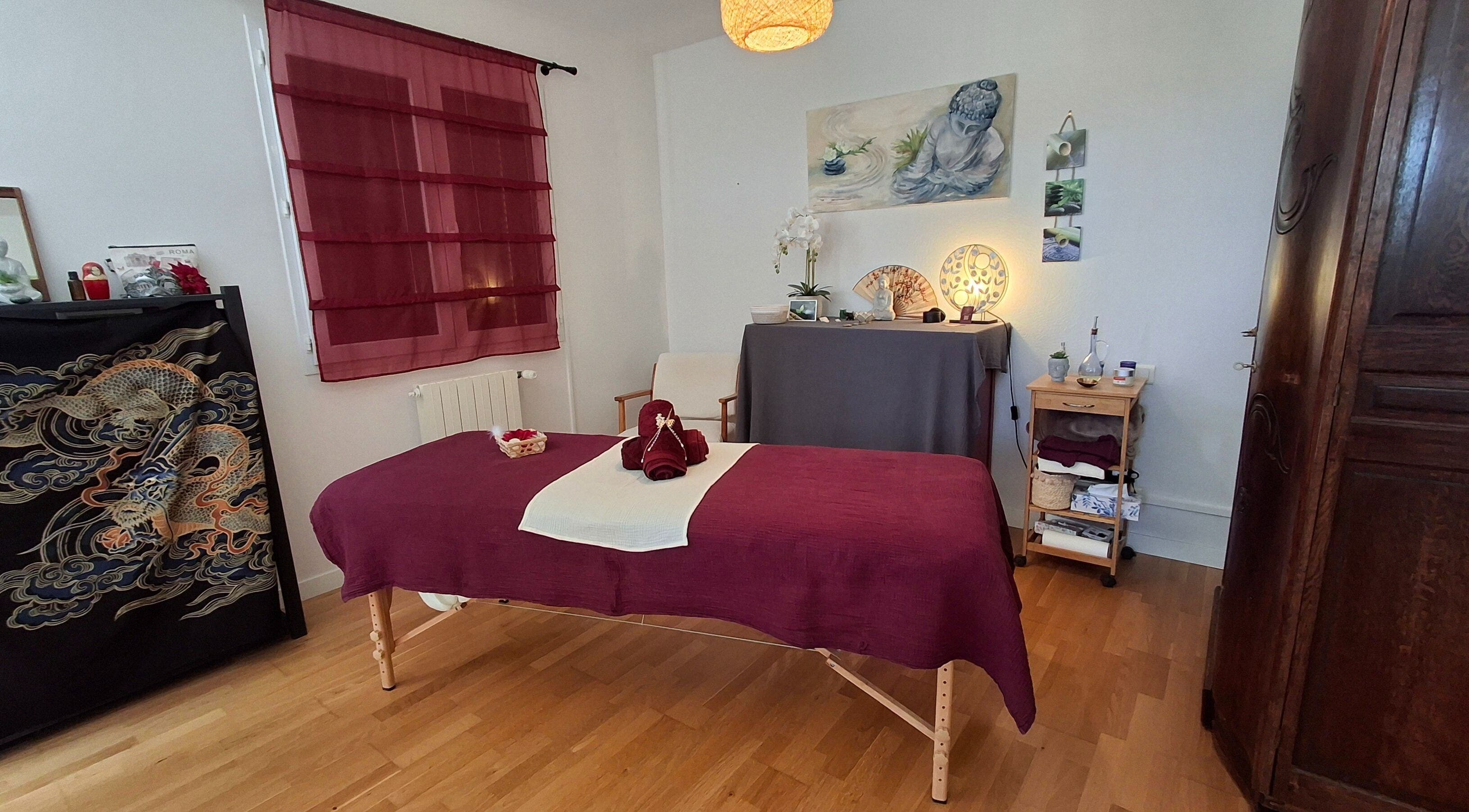 Salle de massage sereine à EnVie Massages, Pignan, Okzitanien, FR, avec lits et décor apaisant.