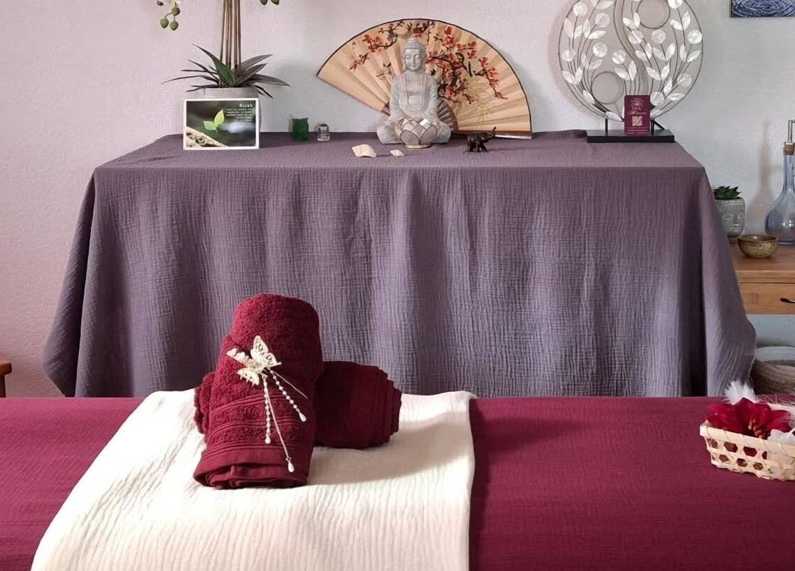 Espace détente de EnVie Massages à Pignan, Okzitanien, FR, avec table et serviettes élégamment disposées.