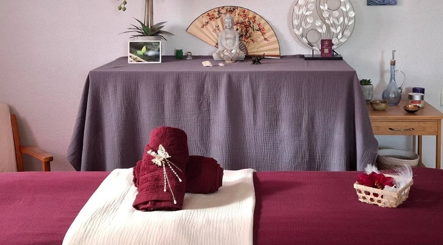 Espace détente de EnVie Massages à Pignan, Okzitanien, FR, avec table et serviettes élégamment disposées.
