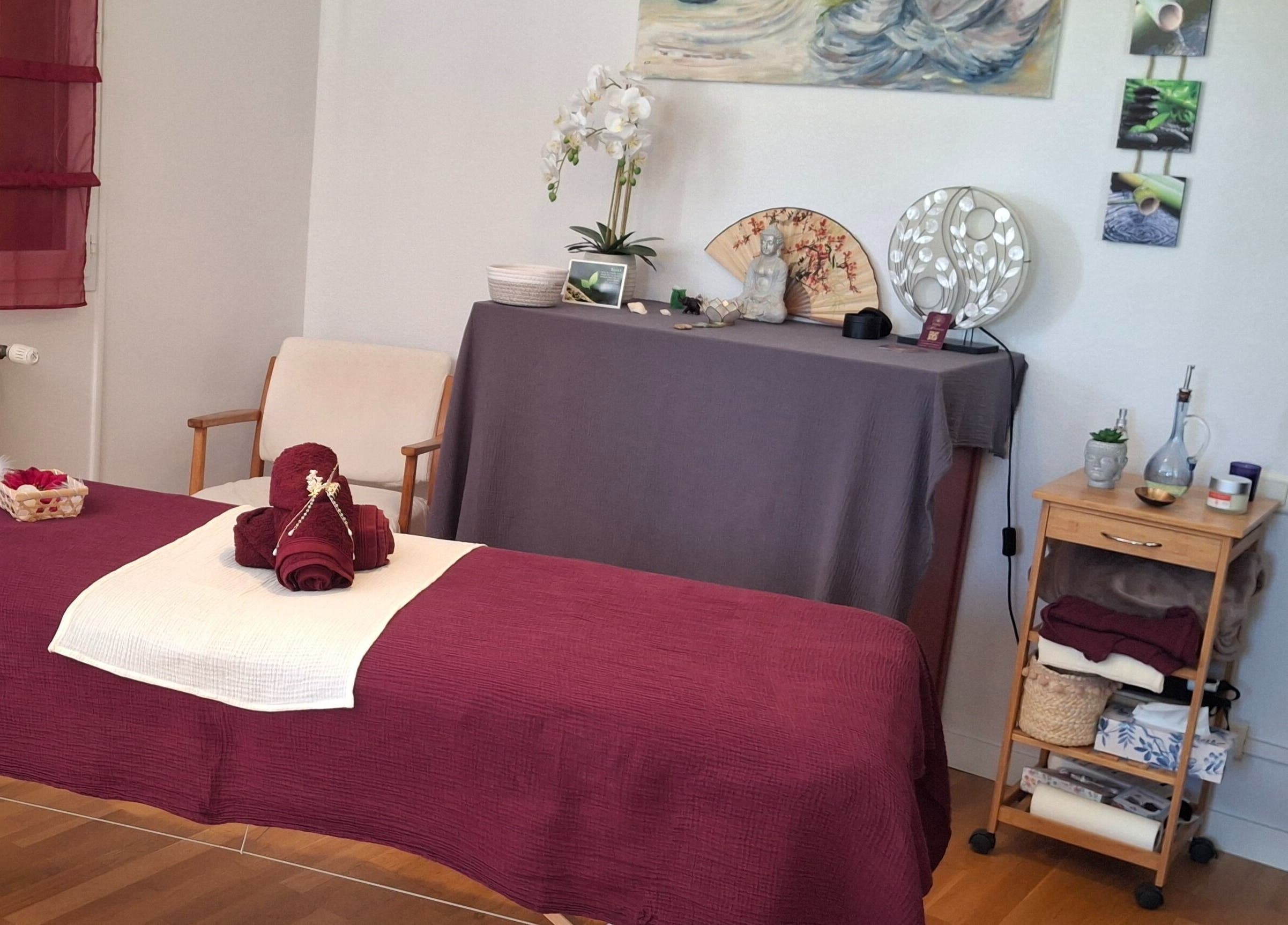 Salle de massage apaisante chez EnVie Massages à Pignan, Okzitanien, FR avec table et décoration relaxante.