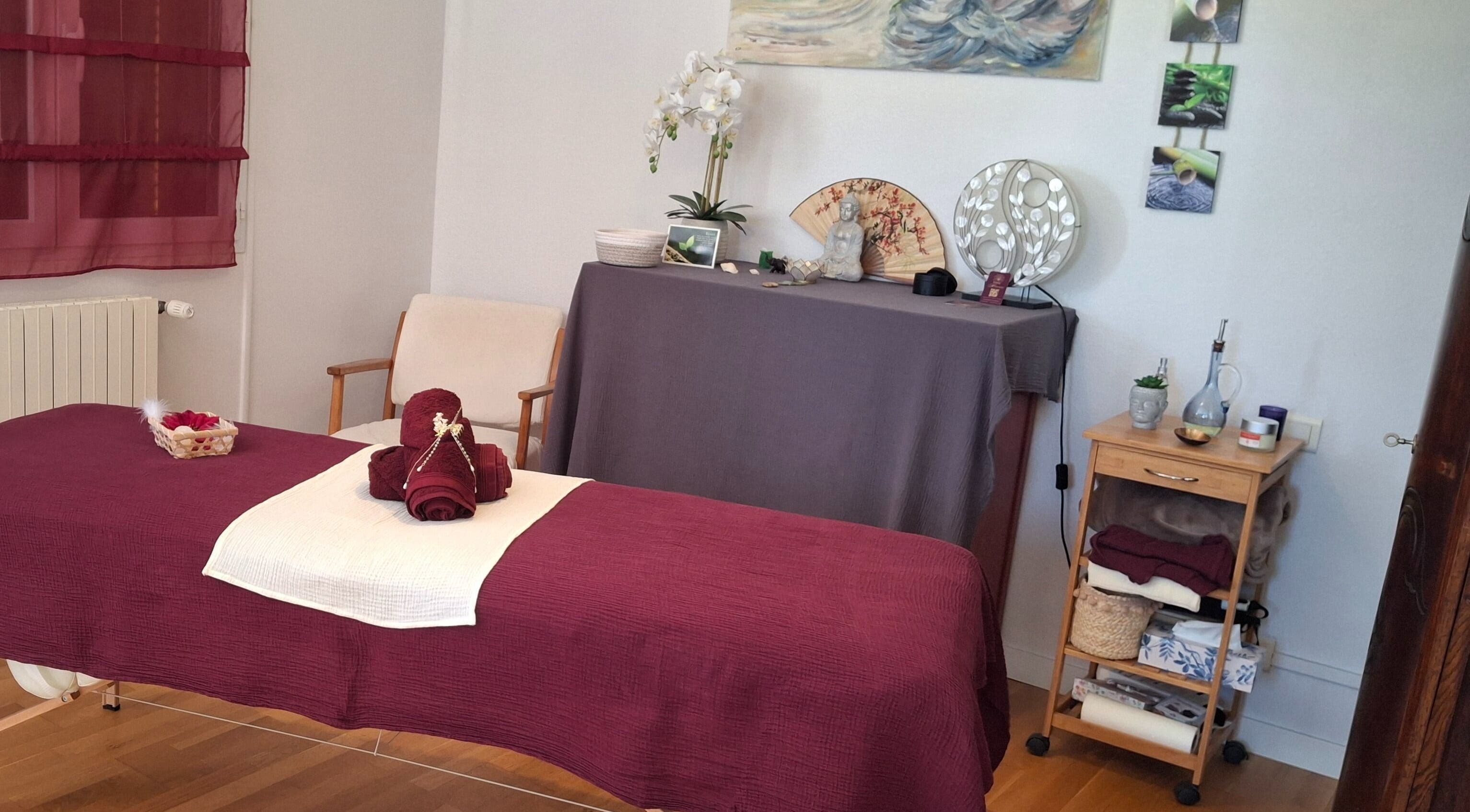 Salle de massage apaisante chez EnVie Massages à Pignan, Okzitanien, FR avec table et décoration relaxante.