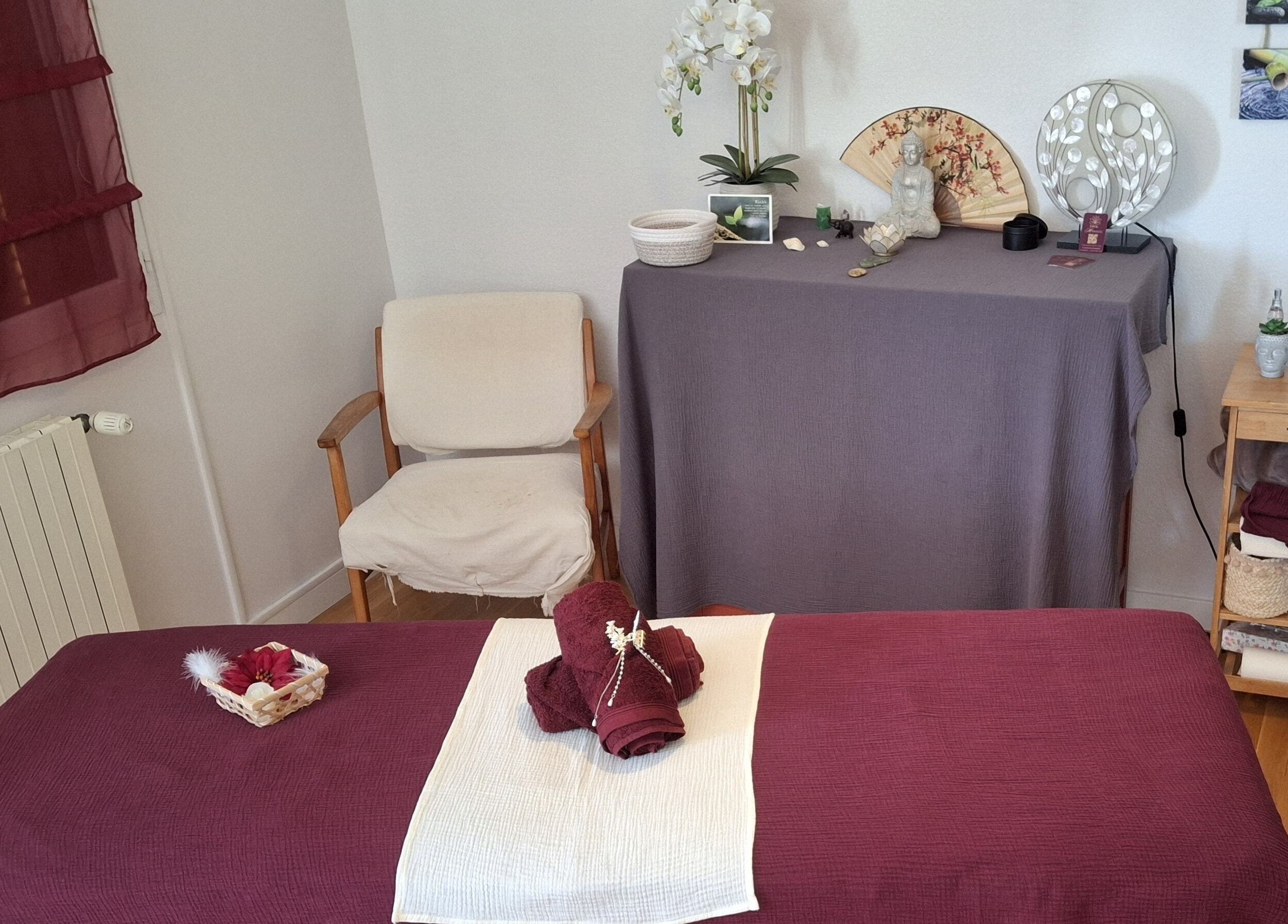 Salle de massage apaisante avec décoration élégante chez EnVie Massages, Pignan, Okzitanien, FR.