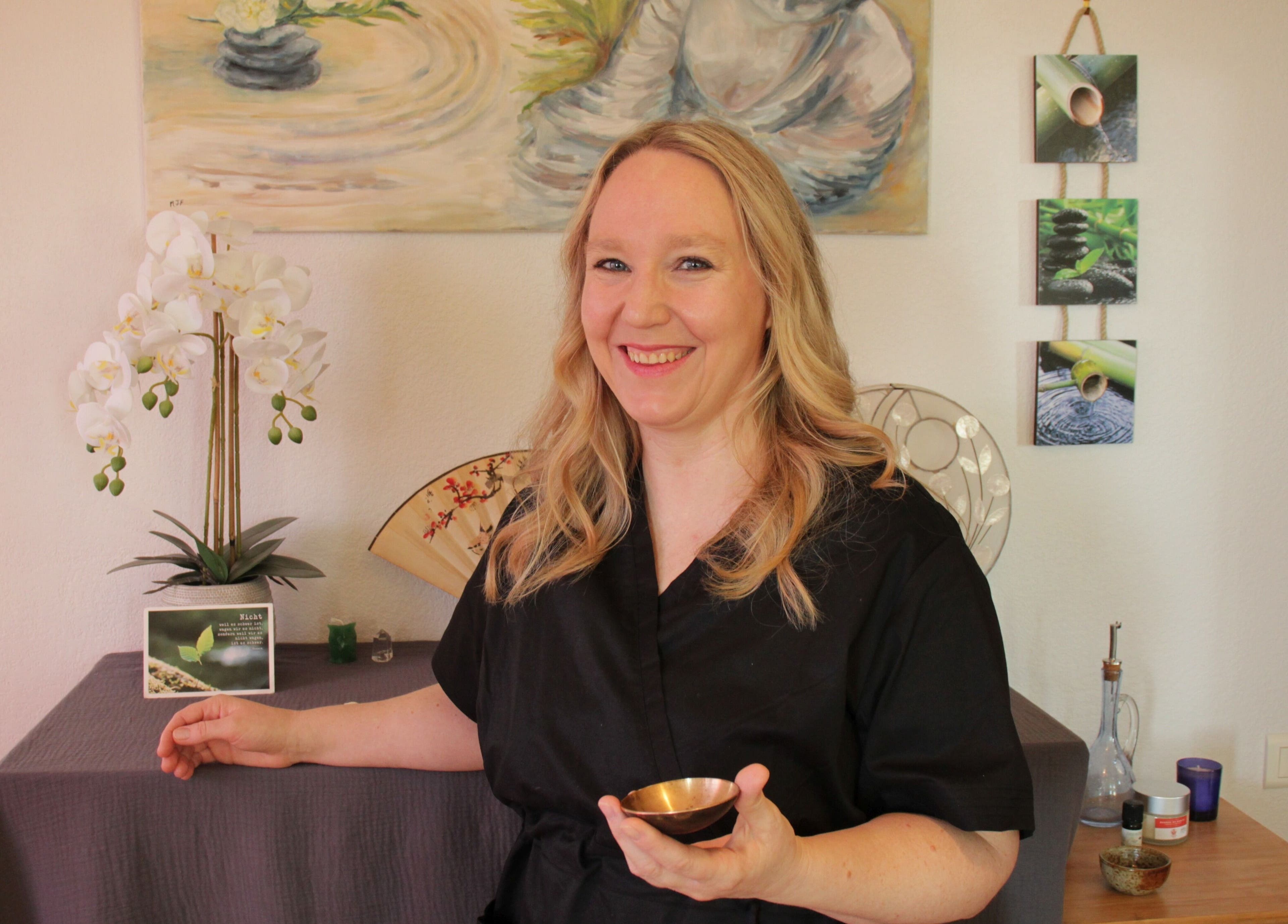 Professionnelle souriante chez EnVie Massages, Pignan, Okzitanien, FR, créant une ambiance relaxante.