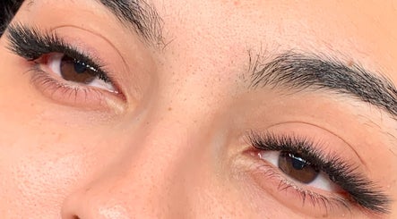 Pestañas realzadas en SUNLASH BEAUTY, Manzanillo, Colima, MX, mostrando un acabado profesional y natural.