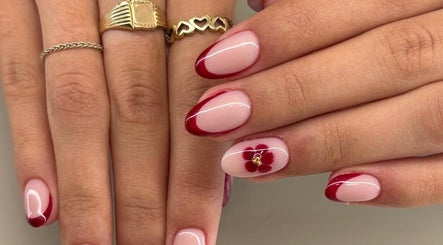 Unhas decoradas em cores rosa e vermelho na Esthetics by Rita, Moreira, Porto, PT.