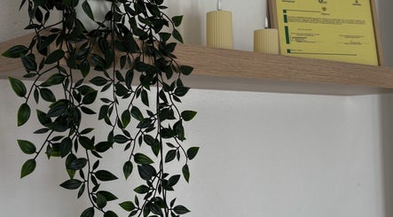 Elegante prateleira com folhagem e velas em Esthetics by Rita, Moreira, Porto, PT.