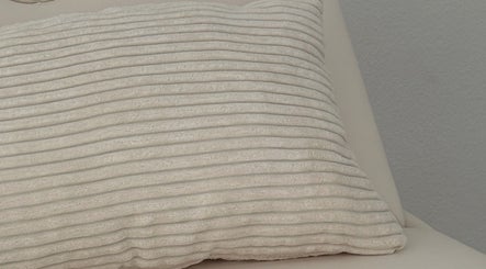 Travesseiro em sala de relaxamento na Esthetics by Rita, Moreira, Porto, PT, para um toque de conforto.