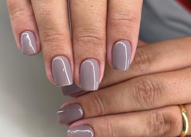 Unhas com esmalte neutro na Esthetics by Rita, Moreira, Porto, PT. Serviço de manicure profissional.