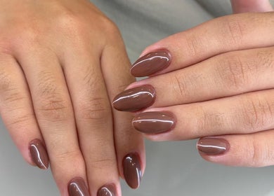 Unhas com esmalte marrom polido em Esthetics by Rita, Moreira, Porto, PT.