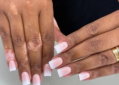 Unhas francesinhas perfeitas em Esthetics by Rita, Moreira, Porto, PT, demonstrando estilo e elegância.