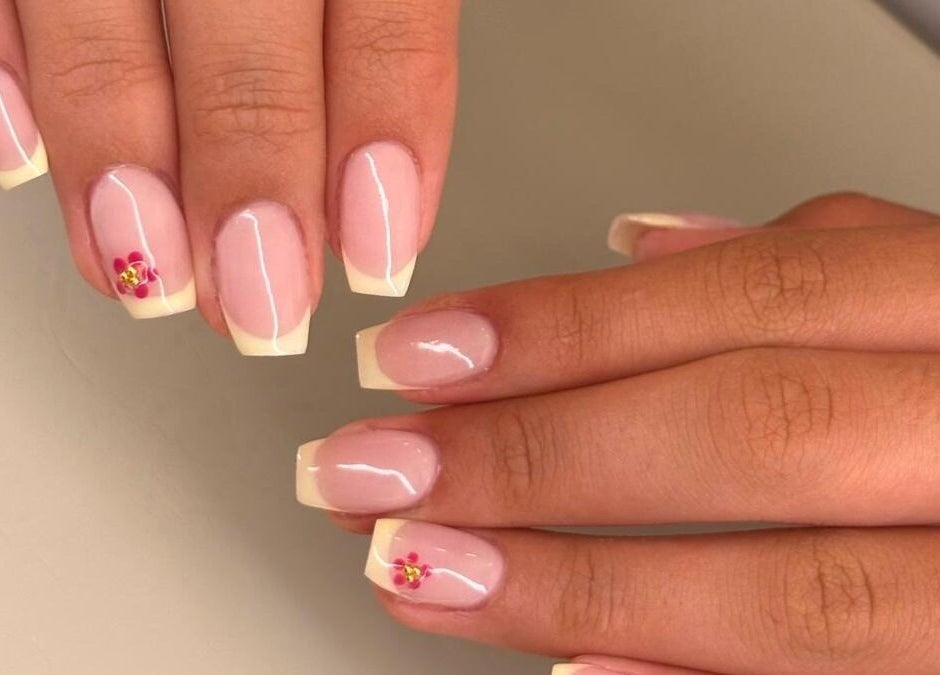 Unhas em gel French com flor em Esthetics by Rita, Moreira, Porto, PT.