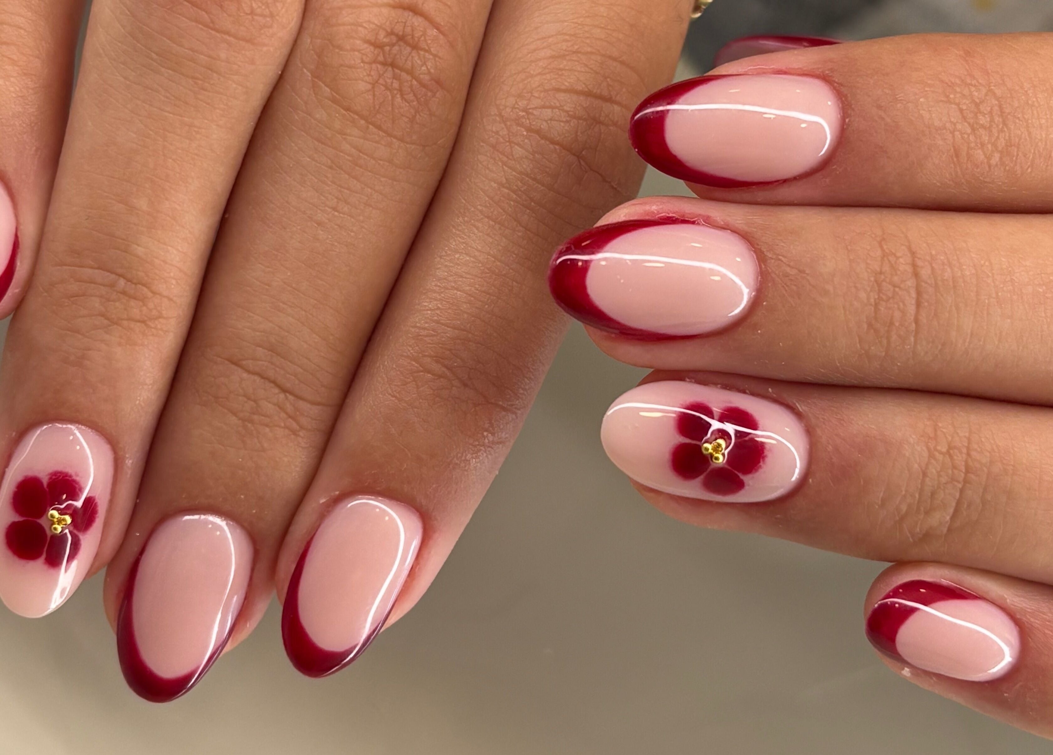 Nail art floral vermelho em Esthetics by Rita, Moreira, Porto, PT. Serviço de manicure impecável.