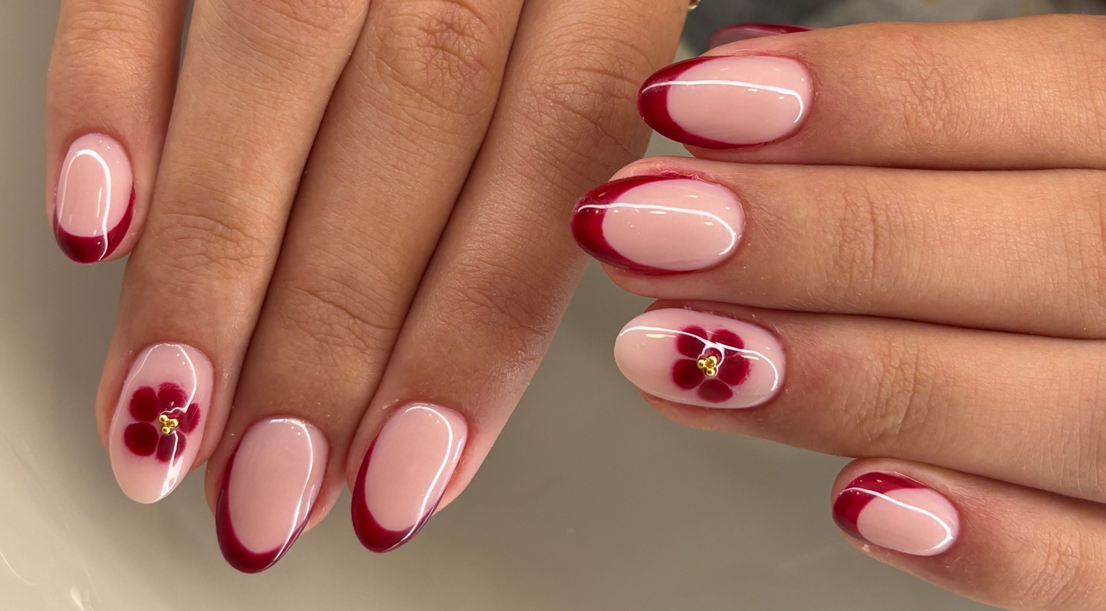 Nail art floral vermelho em Esthetics by Rita, Moreira, Porto, PT. Serviço de manicure impecável.