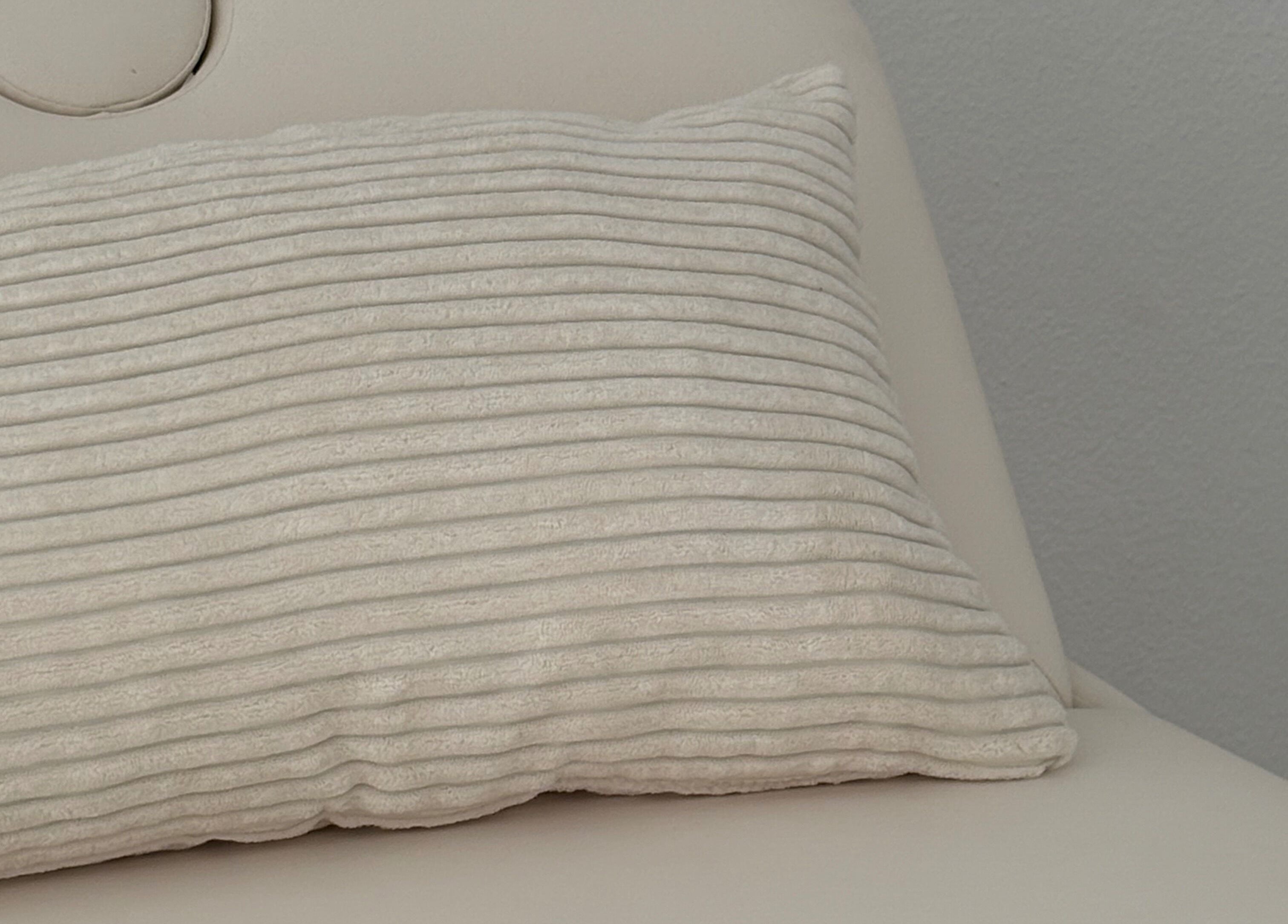 Almofada creme no spa Esthetics by Rita, Moreira, Porto, PT, destacando conforto e relaxamento.