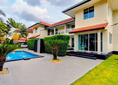 Outdoor pool at Reevitalise Wellness, Muang Pattaya, Chang Wat Chon Buri, TH with lush garden landscaping.