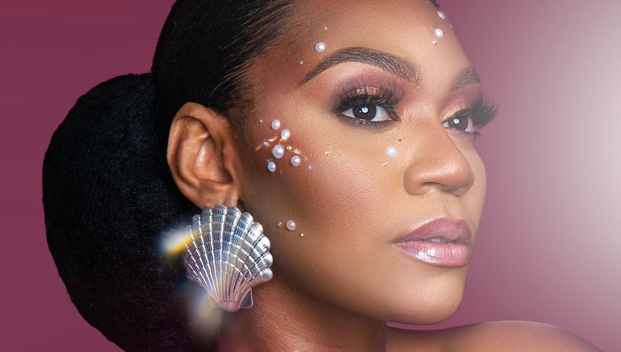 Elegant makeup and shell earring at Emerald Empire, Willemstad, Curaçao, CW.