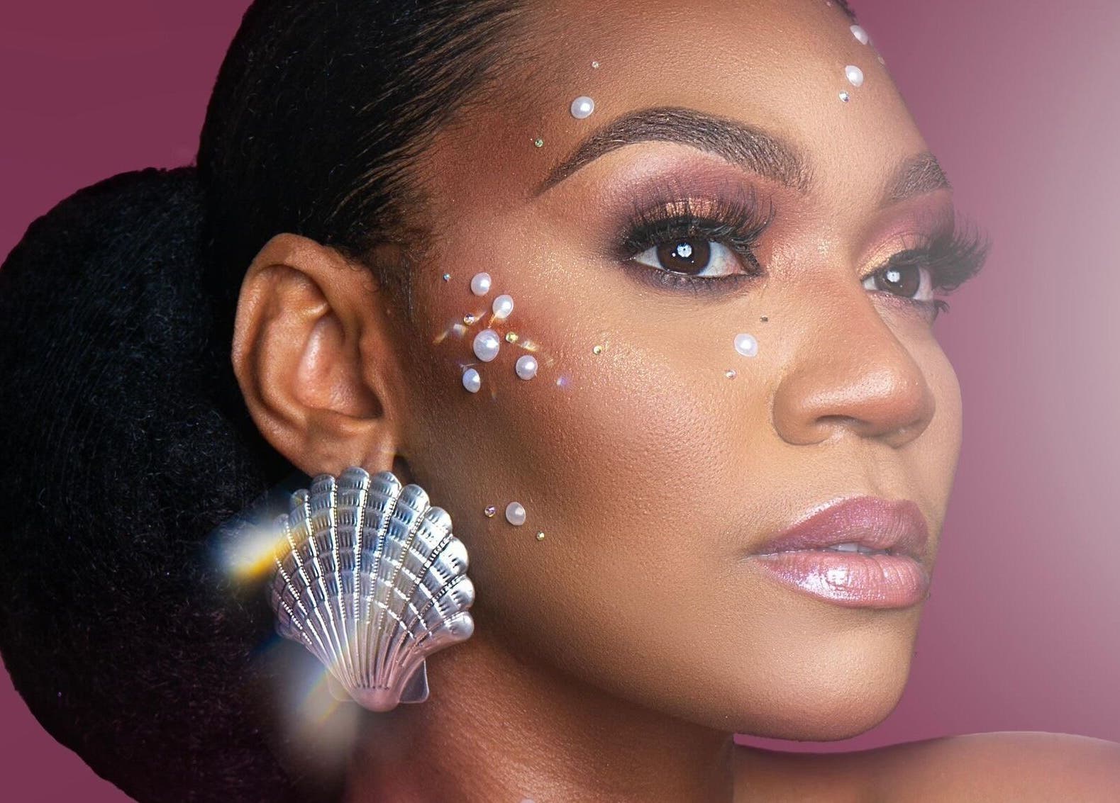 Elegant makeup and shell earring at Emerald Empire, Willemstad, Curaçao, CW.