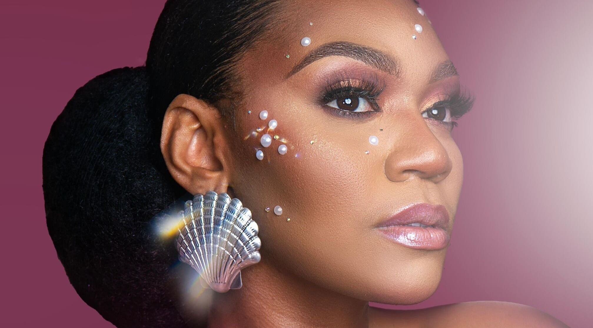 Elegant makeup and shell earring at Emerald Empire, Willemstad, Curaçao, CW.