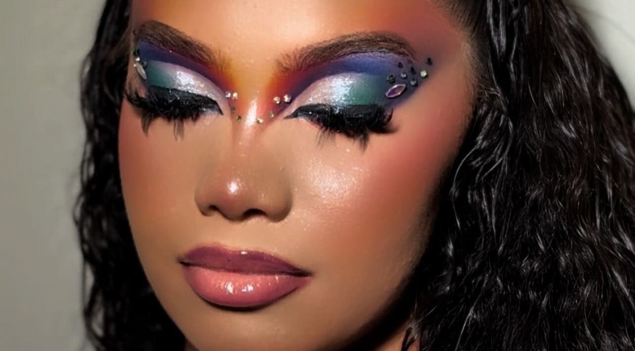 Vibrant, artistic eye makeup showcased at Emerald Empire, Willemstad, Curaçao, CW. Features bold colors and jewels.