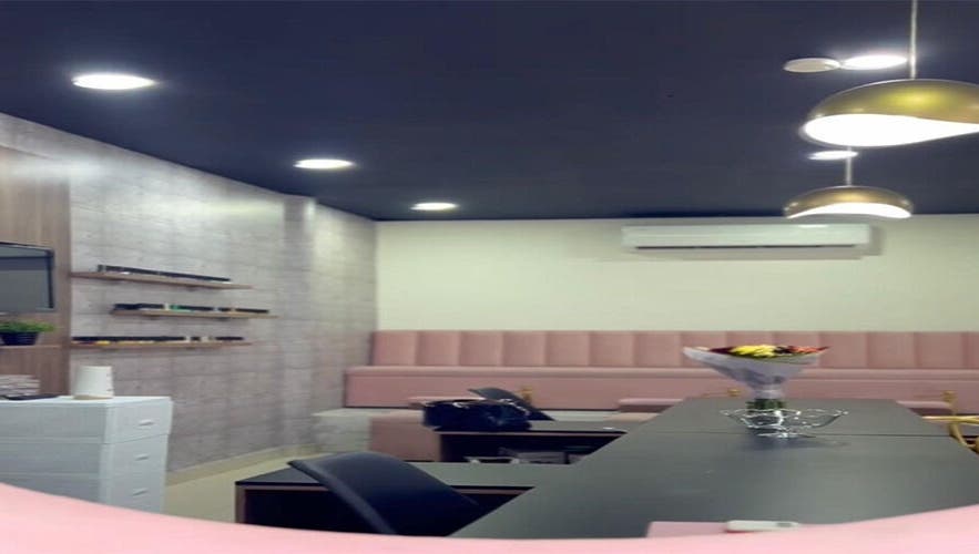 Interior moderno de LEMONAILS SALON en Monterrey, Nuevo León, MX, destaca por su elegante decoración y comodidad.