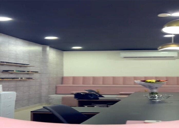 Interior moderno de LEMONAILS SALON en Monterrey, Nuevo León, MX, destaca por su elegante decoración y comodidad.