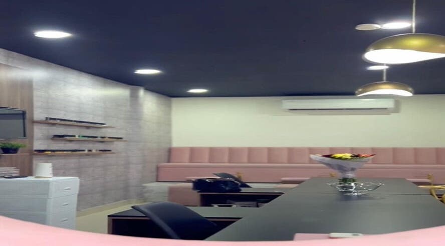 Interior moderno de LEMONAILS SALON en Monterrey, Nuevo León, MX, destaca por su elegante decoración y comodidad.