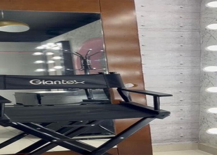 Silla de maquillaje profesional en LEMONAILS SALON, Monterrey, Nuevo León, MX, con espejos iluminados.