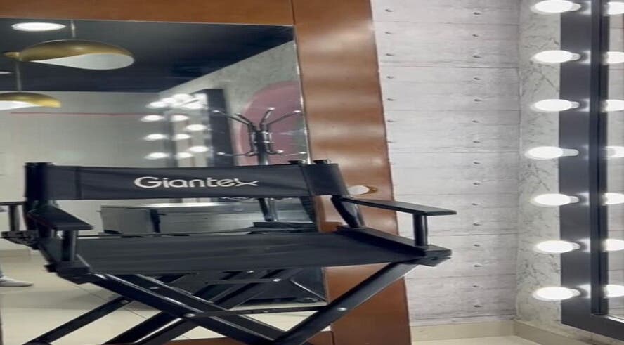 Silla de maquillaje profesional en LEMONAILS SALON, Monterrey, Nuevo León, MX, con espejos iluminados.