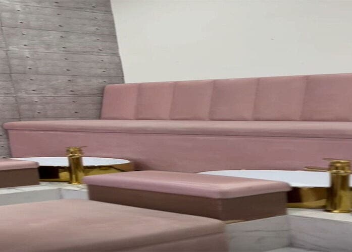 Área de espera con sofás rosas en LEMONAILS SALON, Monterrey, Nuevo León, MX.