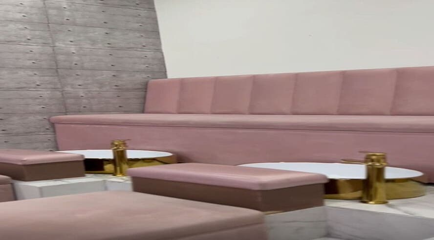 Área de espera con sofás rosas en LEMONAILS SALON, Monterrey, Nuevo León, MX.