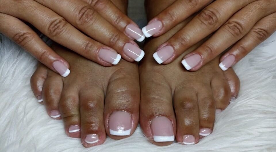 Manucure française à Belle et senteur, Carbon-blanc, Nouvelle-aquitaine, FR. Mains et pieds soignés.