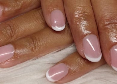 Manucure française élégante chez Belle et senteur, Carbon-blanc, Nouvelle-Aquitaine, FR.