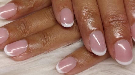 Manucure française élégante chez Belle et senteur, Carbon-blanc, Nouvelle-Aquitaine, FR.