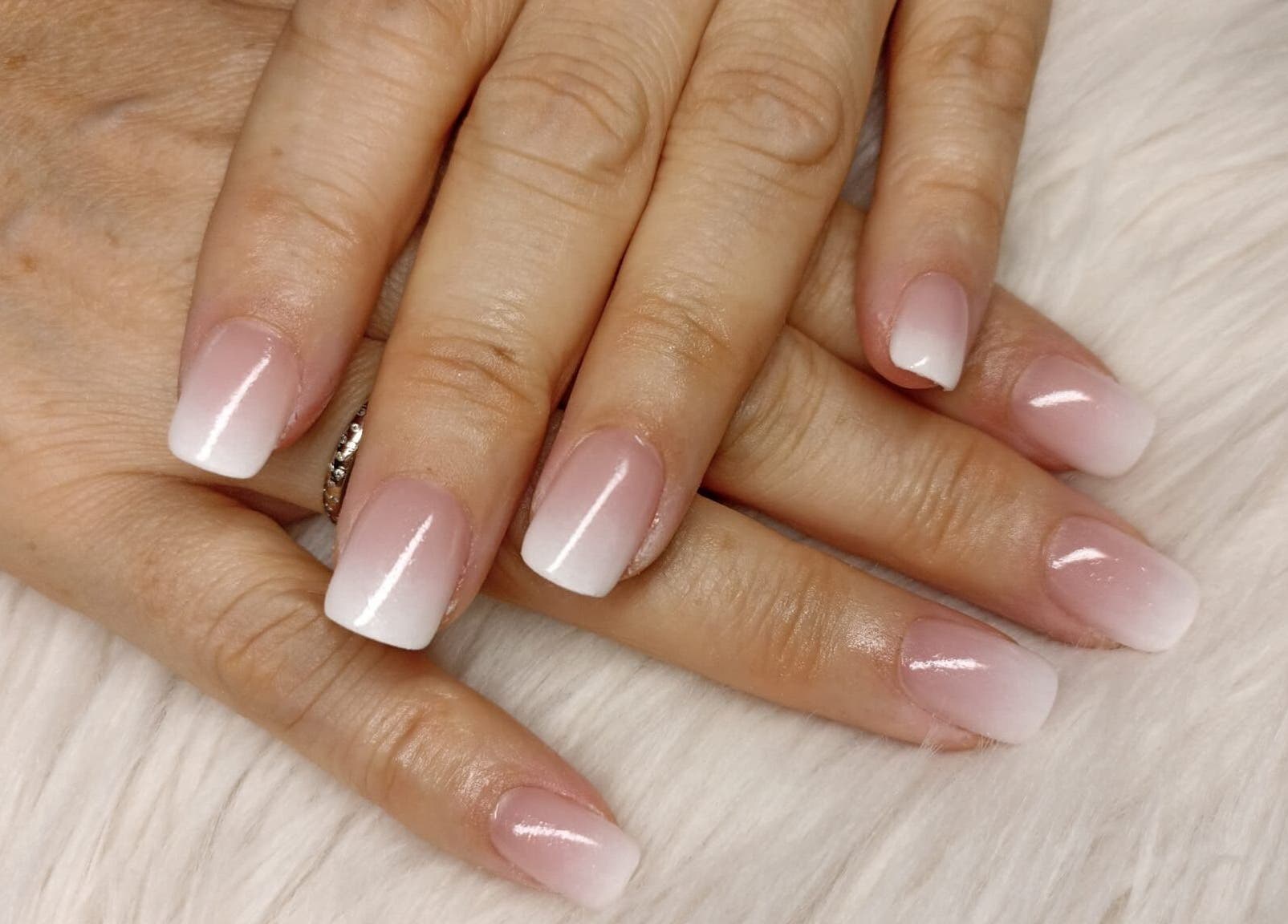 Manucure élégante à Belle et senteur, Carbon-blanc, Nouvelle-aquitaine, FR sur fond de fourrure blanche.