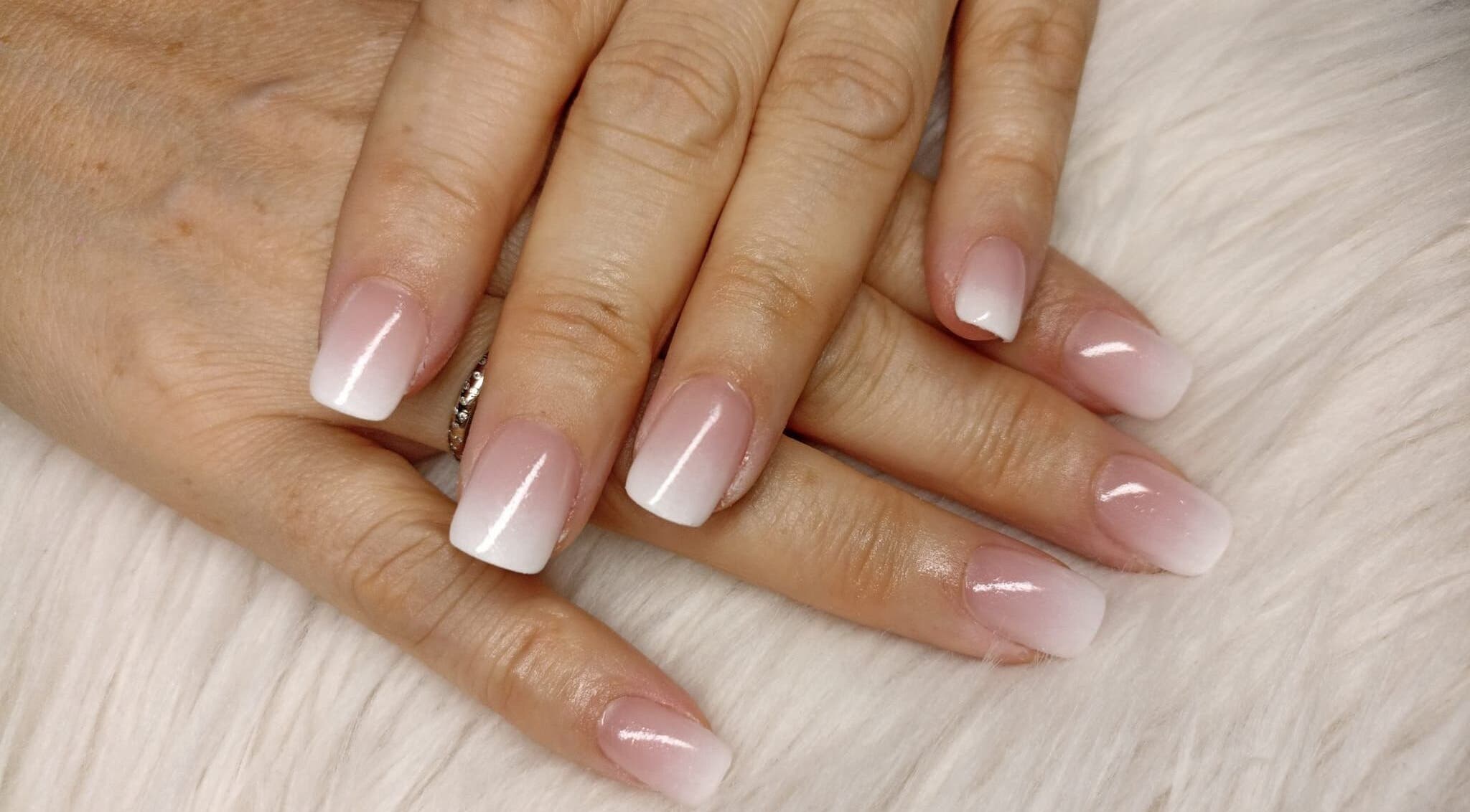 Manucure élégante à Belle et senteur, Carbon-blanc, Nouvelle-aquitaine, FR sur fond de fourrure blanche.