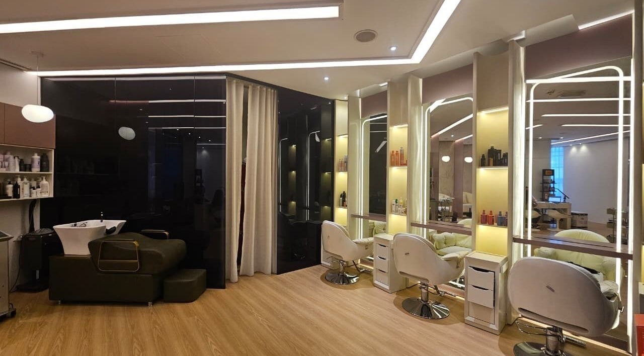 Chic interior of Beauty Icon Salon - Dubai, featuring modern styling chairs and mirrors. دبي, دبي, AE.