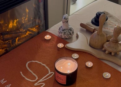 Relaxing massage setup at Shospa Home Service I شوسبا خدمة منزلية, Riyadh, Riyadh Province, SA with candles and tools.