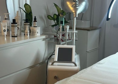 Vedere interioară a salonului The Body Lab din București, București, RO, cu produse cosmetice și echipamente moderne.