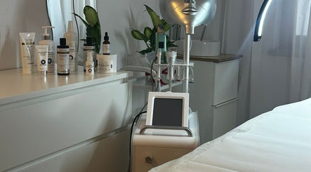 Vedere interioară a salonului The Body Lab din București, București, RO, cu produse cosmetice și echipamente moderne.