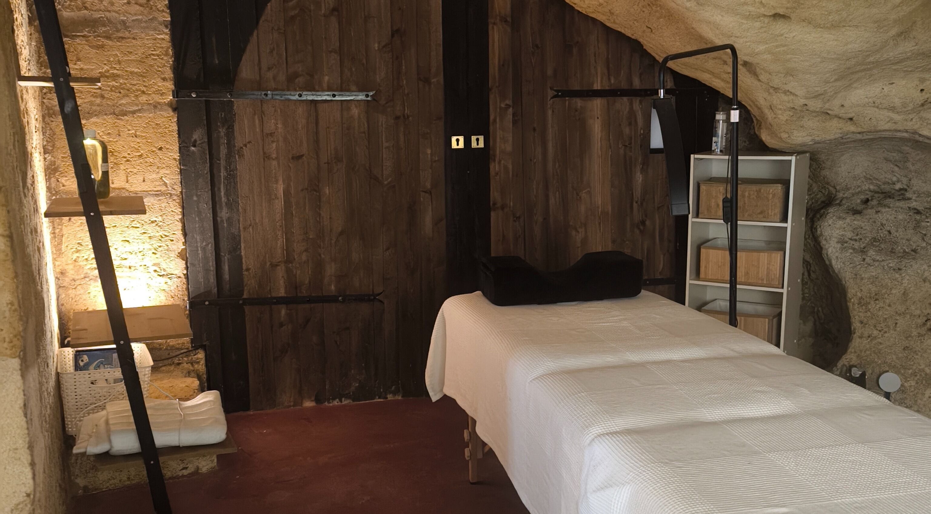Salle de massage paisible à L'éclat Des Fées, Bourg, Nouvelle-Aquitaine, FR, au décor en pierre naturelle.