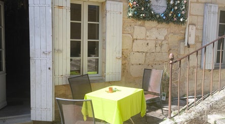 Charmante terrasse chez L'éclat Des Fées à Bourg, Nouvelle-Aquitaine, FR. Table lumineuse pour détente extérieure.