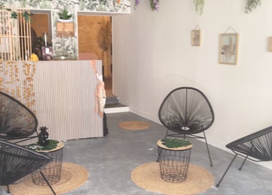 Salon moderne et accueillant de L'éclat Des Fées, Bourg, Nouvelle-Aquitaine, FR, avec décor naturel.