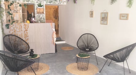 Salon moderne et accueillant de L'éclat Des Fées, Bourg, Nouvelle-Aquitaine, FR, avec décor naturel.