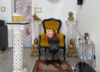 Interior elegant la Nail’s Temple by Mymy, București, București, RO, cu decor clasic și scaun confortabil.