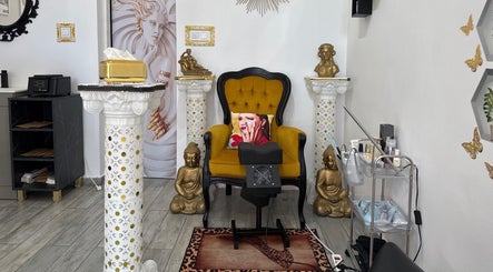 Interior elegant la Nail’s Temple by Mymy, București, București, RO, cu decor clasic și scaun confortabil.