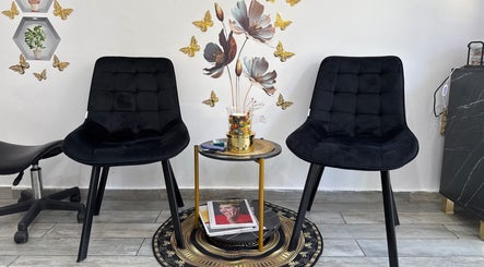 Scaune elegante și decor floral la Nail's Temple by Mymy, București, București, RO.