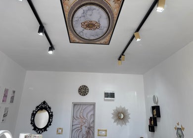 Design interior elegant la Nail’s Temple by Mymy, București, București, RO, cu oglindă decorativă și tavan artistic.
